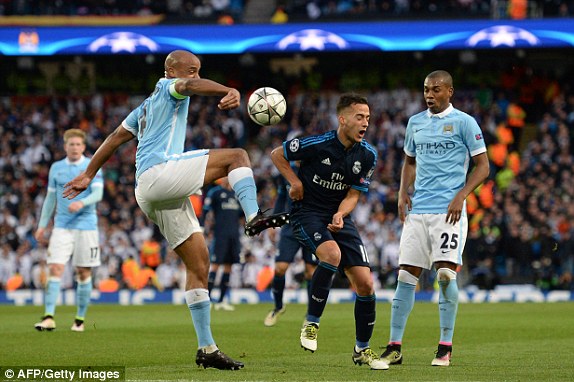
Đội trưởng Man City có một cú đá đưa bóng trúng ngực Lucas khiến cầu thủ này ôm ngực đau đớn, rất may mắn là đã không có một vấn đề nào nghiêm trọng xảy đến.
