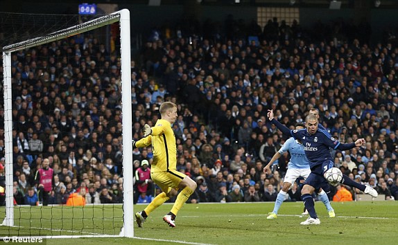 
May cho Man City là tình huống vào những phút cuối của hiệp 2 này, Joe Hart đã ngăn cản được cú sút ở cự li gần từ Pepe. 0-0 cũng là kết quả cuối cùng của trận đấu lượt đi Bán kết Champions League giữa Man City và Real Madrid.
