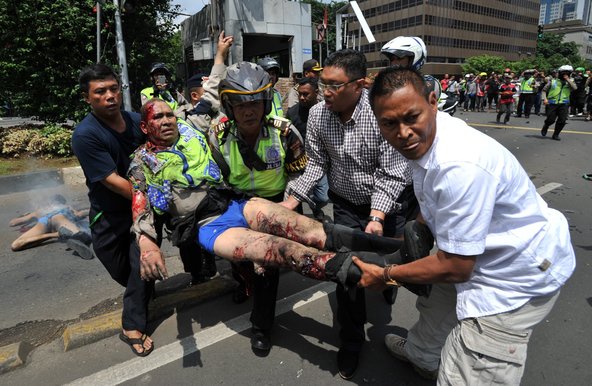 Một nhân viên an ninh bị thương sau khi trúng lựu đạn của các phần tử khủng bố. Ảnh: Reuters