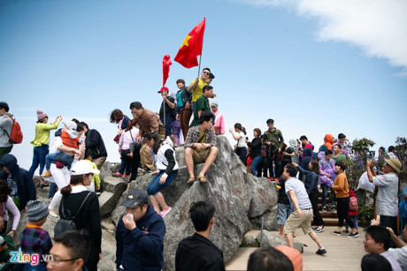 
Cảnh tượng nhốn nháo tại đỉnh Fansipan sáng 2/5. Ảnh: Zing.vn
