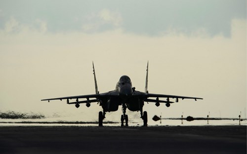 Năm 2008, chính nước Nga đã phải tạm cho dừng bay MiG-29. Một số hạn chế khác của MiG-29 là: số giờ bay tới hạn thấp (khoảng 2500 giờ), động cơ sinh ra nhiều khói, không sử dụng được một số loại vũ khí hàng không công nghệ mới…