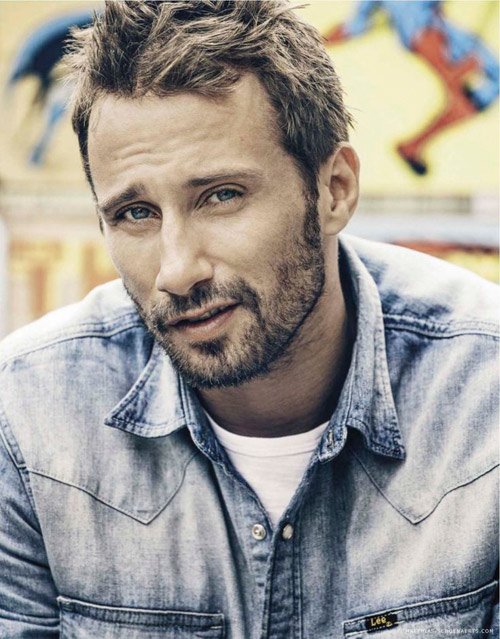 Nam diễn viên thủ vai Hans Axgil là Matthias Schoenaerts – ngôi sao điện ảnh người Bỉ. Anh sở hữu vẻ ngoài nam tính mạnh mẽ khiến mọi fan nữ phải tan chảy. Ngoại hình bảnh bao đã giúp Matthias Schoenaerts nhiều lần nằm trong danh sách những người đàn ông hấp dẫn nhất thế giới.