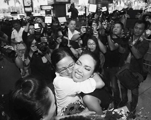 
Khoảnh khắc Lan Khuê ôm chầm lấy mẹ khóc ở sân bay sau một hành trình dài tham gia Hoa hậu thế giới 2015 ở Trung Quốc khiến nhiều người xúc động.
