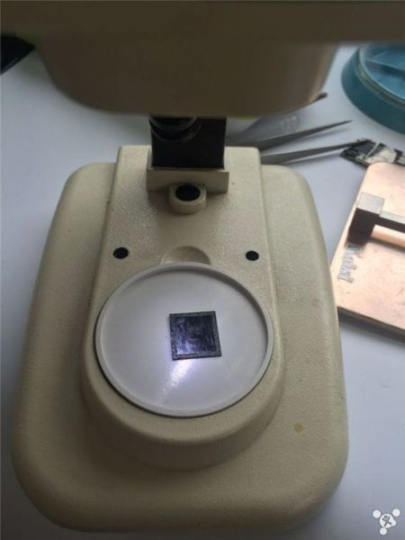 
Kiểm tra lại con chíp dưới kính hiển vi, không thấy có hỏng hóc gì.
