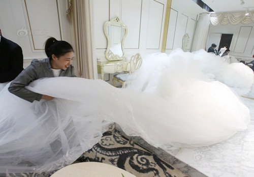 
Tuy vậy, trải qua nhiều thập kỷ, chiếc váy cưới màu trắng tinh khôi, bồng bềnh như công chúa đã trở thành trang phục không thể thiếu trong những đám cưới hiện đại ở Trung Quốc.
