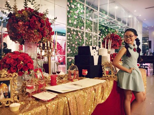
Cô bé dân ca ra dáng một thiếu nữ xinh xắn khi chụp ảnh kỉ niệm tại lễ cưới ca sĩ Nam Cường.
