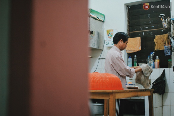 
Trong lúc Minh đi chơi, ông Bình tranh thủ nấu cơm và lau dọn nhà cửa. Mọi thứ đều do ông tự tay làm vì vợ chồng ông ly thân đã mấy năm nay và con gái thứ 2 đang bận rộn lo việc học tập cuối cấp 3.
