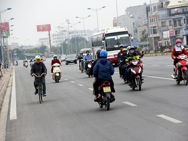 Đường mới rộng thênh thang, người dân vẫn đi ngược chiều.