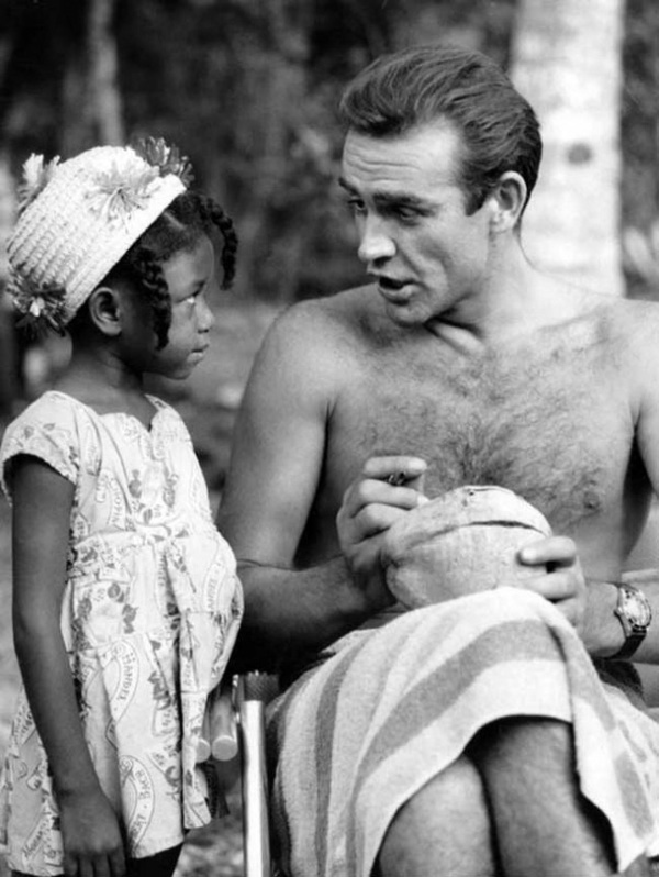 
Chỉ cần fan muốn, Sean Connery sẵn sàng ký tên vào quả dừa tặng fan trong khi quay phim Dr. Noở Jamaica vào năm 1962.
