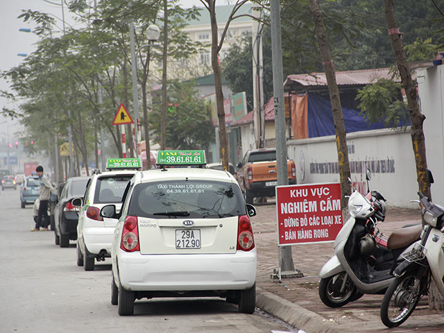 Trước cổng bệnh viện Tim Hà Nội (cơ sở 2 thuộc đường Võ Chí Công), taxi, ô tô vẫn dừng đỗ ngay dưới lòng đường, cạnh biển cấm.