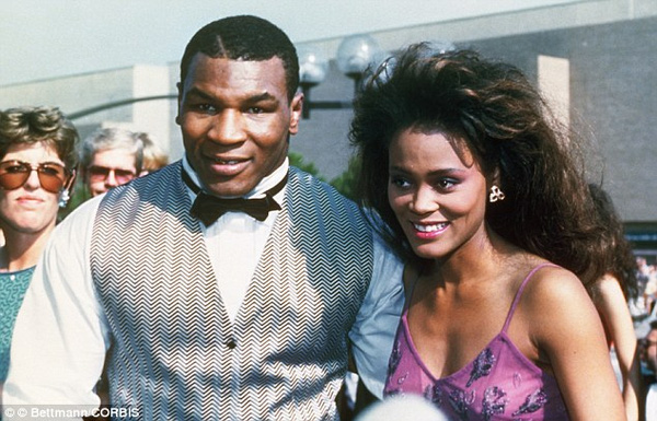 
Mike Tyson thuở còn mặn nồng bên vợ Robin Givens.
