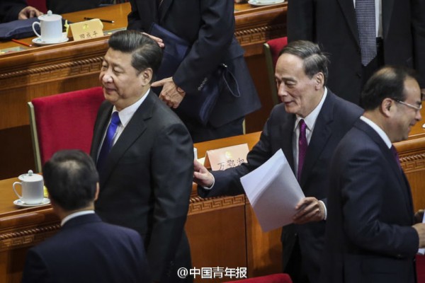 
Hai ông Tập Cận Bình, Vương Kỳ Sơn tại lễ khai mạc Hội nghị Chính hiệp toàn quốc Trung Quốc tại Bắc Kinh hôm 3/3. (Ảnh: Báo thanh niên Trung Quốc)
