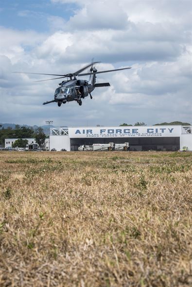 
HH-60G Pave Hawk là phiên bản nâng cấp sâu của loại trực thăng UH-60 Black Hawk (điểm đặc trưng của HH-60G Pave Hawk là cần tiếp dầu) với nhiệm vụ chính là cứu hộ, cứu nạn, giải cứu binh lính khỏi các vùng chiến sự.
