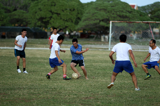 
Các đơn vị trên đảo tổ chức nhiều trò chơi quân sự trong ngày Tết, nhưng đá bóng vẫn là môn thể thao thu hút được nhiều bạn trẻ hơn cả.
