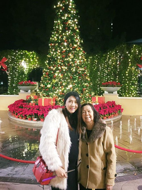 
Ngọc Quyên đưa mẹ đi chơi Giáng sinh ở Mỹ. Mẹ của siêu mẫu là một người rất giản dị.
