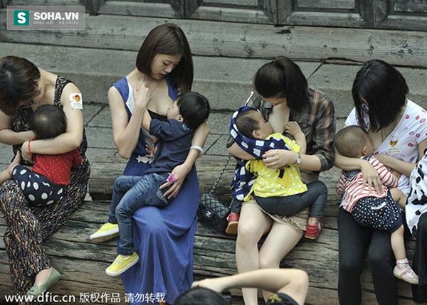 
Tỉ lệ những bà mẹ trẻ sẵn sàng cho con bú ngay nơi đông người như thế này vẫn còn khiêm tốn ở Trung Quốc.
