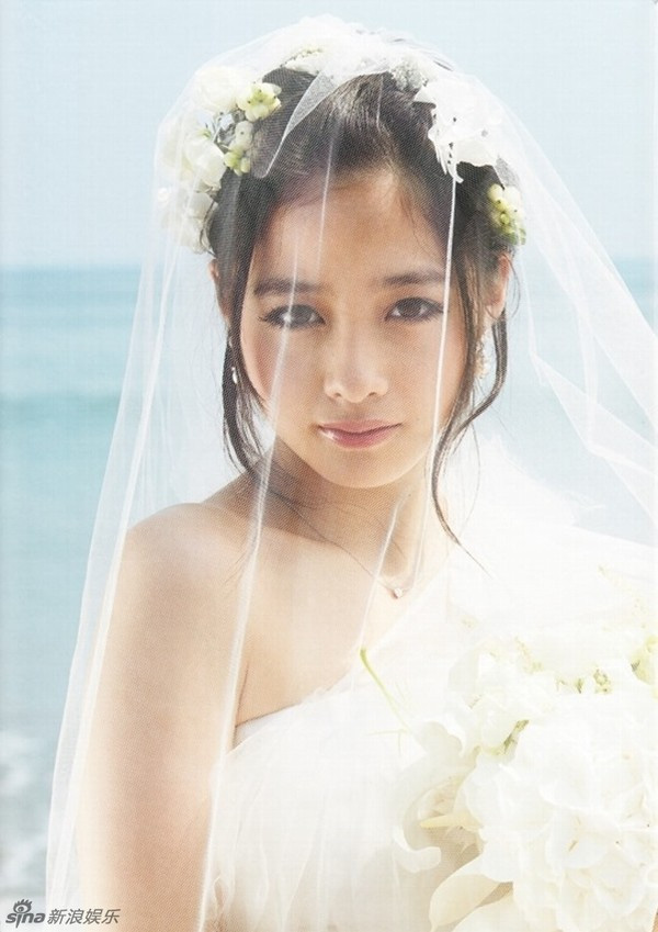 
Kanna hóa thân thành cô dâu quyến rũ trong bộ hình được phát hành năm 2015.
