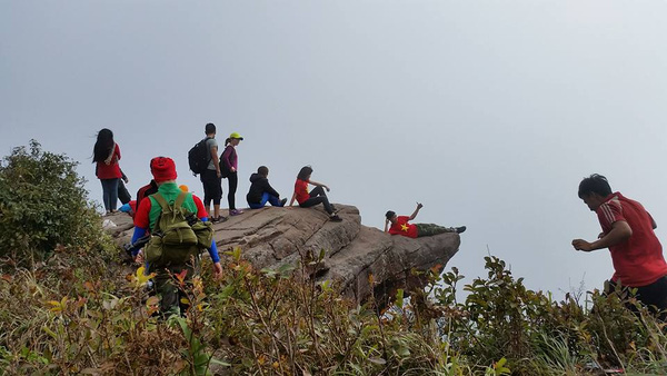 Bạn cũng nhớ đừng pose những dáng quá nguy hiểm, vì đây thật sự là... ở trên đỉnh núi rồi.