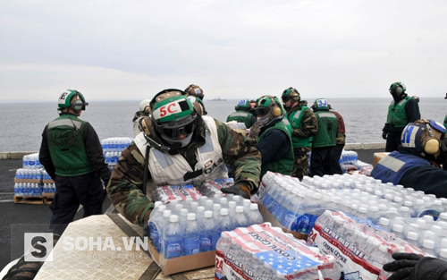 
Các binh sĩ hải quân Mỹ trên tàu USS Reagan trong chiến dịch cứu trợ thảm họa Fukushima. Ảnh: Getty Image
