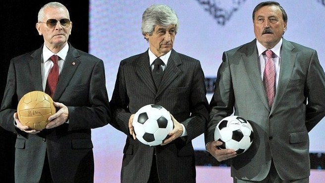 
Viktor Ponedelnik (trái) cùng các huyền thoại bóng đá Gianni Rivera và Antonín Panenka​ trong lễ bốc thăm Euro 2012.

