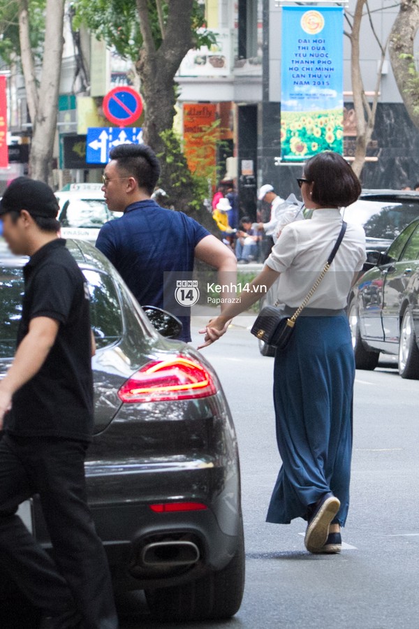 
Miu Lê bị cánh paparazi chụp lại những hình ảnh thân mật của cô và bạn trai khi đang dạo phố

