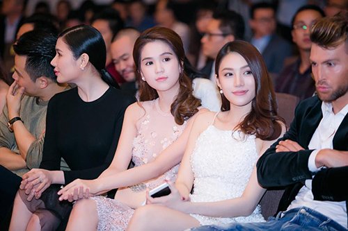 Ngọc Trinh đẹp không tỳ vết trên hàng ghế khách mời VIP.