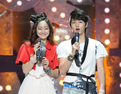 
Song Joong Ki và Seo Hyo-rim dẫn cho Music Bank.
