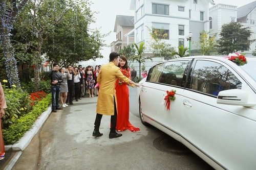 
Nam Cường xuống xe mở cửa cho cô dâu Phương Thảo.
