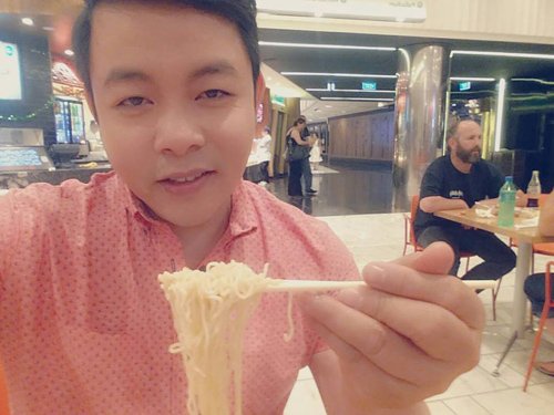 
Quang Lê tranh thủ khoe ảnh ăn mì gói trong khi đi lưu diễn ở Úc.
