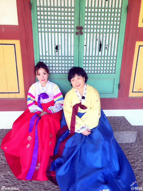 
Hai mẹ con Liễu Nham trong trang phục hanbok Hàn Quốc
