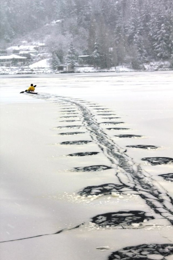 
17. Con thuyền kayak nhỏ bé và công cuộc mở đường trên hồ băng.
