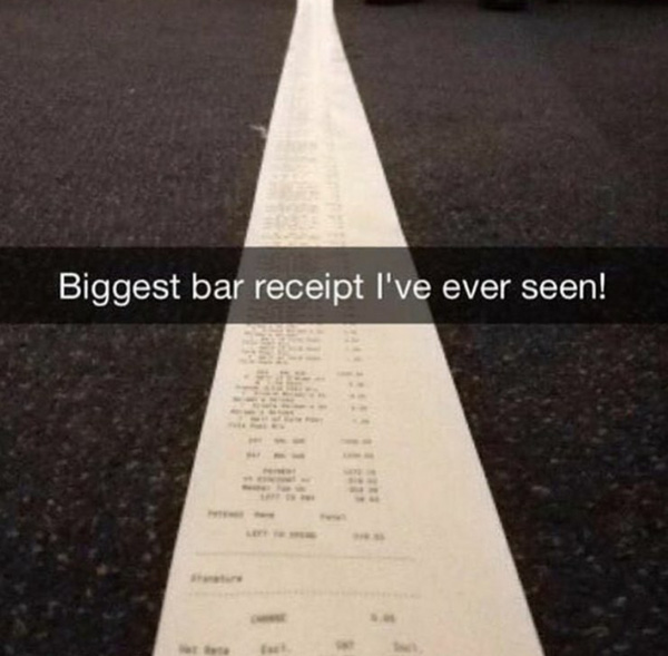 Hóa đơn thanh toán bar này chắc phải dài cả chục mét ấy nhỉ?