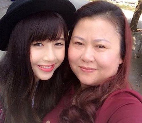 
Mẹ của hotgirl Quỳnh Anh Shyn rất sành điệu và trẻ trung. Bà chụp ảnh selfie bên con gái cưng rất chuyên nghiệp.
