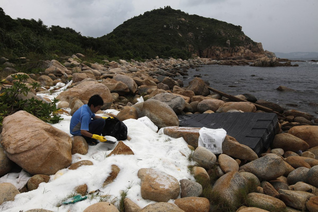 
Một tình nguyện viên đang dọn dẹp những hạt xốp bên bờ đảo Lamma, Hồng Kông vào ngày 5/8/2012. Hàng trăm triệu hạt xốp độc hại đã bị cuốn vào bờ khi các container chở hàng văng ra khỏi tàu trong trận bão tồi tệ ở Hồng Kông.
