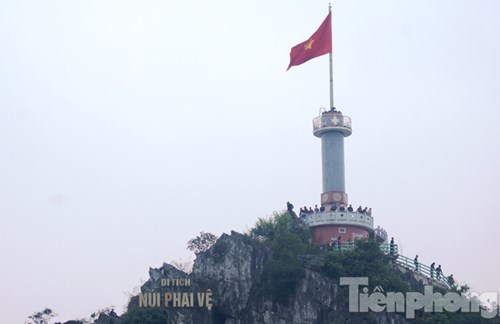 Người dân Lạng Sơn xem biểu diễn từ cột cờ trên đỉnh núi Phai Vệ (Vì lý do an ninh nên người dân không được vào sân vận động).