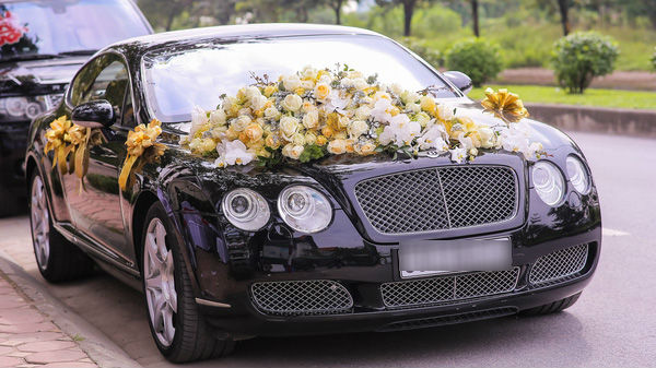 Ngoài siêu xe màu trắng được ưa chuộng thì màu đen quý phái, đẳng cấp cũng là lựa chọn của nhiều cặp đôi cô dâu chú rể trong ngày vui trọng đại.