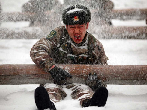 Binh sĩ Trung Quốc huấn luyện trong tuyết ở Hắc Long Giang. Ảnh: Reuters