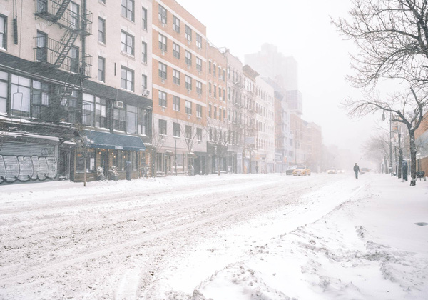 
New York đối với cô là một chốn không tên. Vừa có cảm giác lạc lõng lại mang tính thân thuộc như mái nhà.
