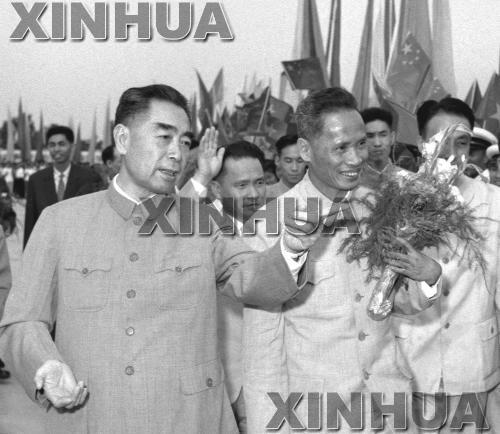 
Thủ tướng Trung Quốc Chu Ân Lai (trái) đón Thủ tướng Phạm Văn Đồng tại sân bay Bắc Kinh ngày 12/6/1961. Ảnh: THX
