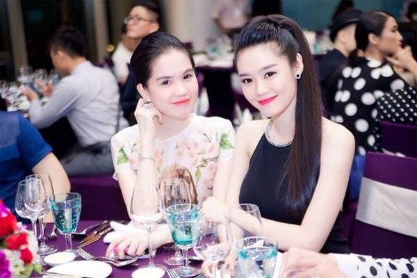 
Ngọc Trinh và Linh Chi được xem là 1 cặp chị - em thân thiết trong làng giải trí Việt. Không chỉ cùng được đào tạo dưới tay ông bầu Khắc Tiệp mà Ngọc Trinh và Linh Chi còn có phong cách khá giống nhau.
