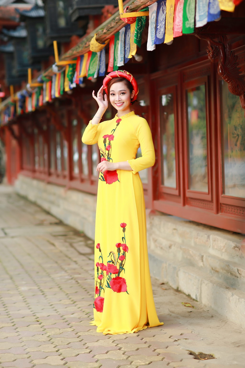 
Là một trong những nhà thiết kế có tình yêu mãnh liệt với những đường nét dịu dàng của trang phục cổ truyền dân tộc, Anh Thư luôn mong muốn mang đến vẻ đẹp đằm thắm, nền nã cho người con gái Việt.
