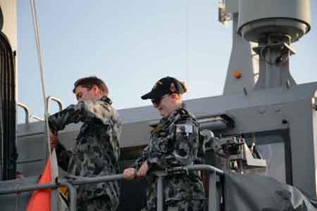 Đoàn thủy thủ Australia chuẩn bị treo cờ.