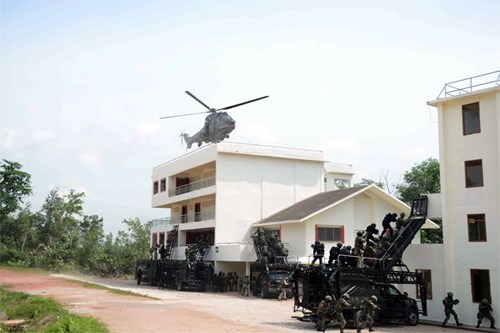 
Đoàn đặc công Việt Nam triển khai lực lượng tấn công khủng bố.
