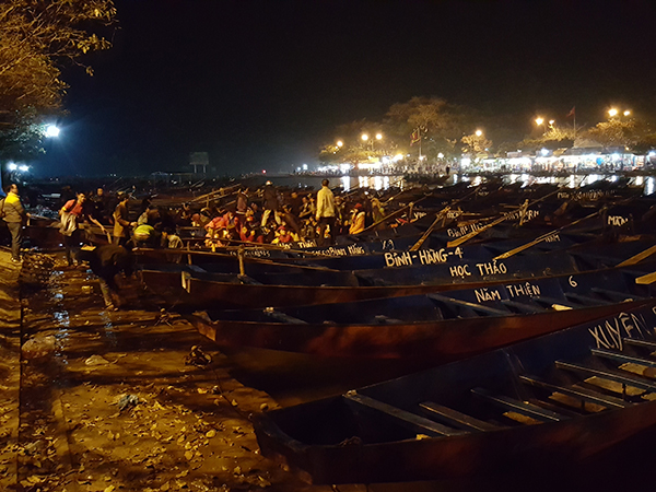 Bến Hương Sơn tấp nập thuyền bè chờ du khách (ảnh chụp lúc 3h sáng)