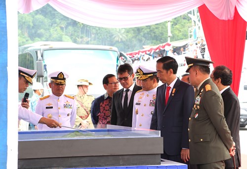 
Tổng thống Indonesia Joko Widodo duyệt đội hình tàu trên sa bàn.
