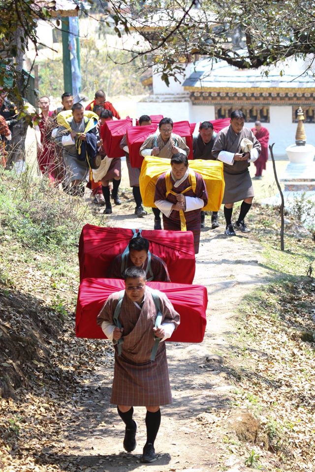 
Không nề hà khó khăn, Quốc vương Bhutan vác theo hộp gỗ nặng 55kg.

