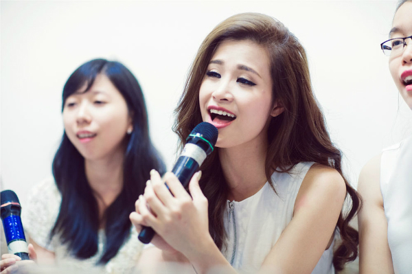 
Không chỉ trò chuyện vui vẻ, Đông Nhi còn hào hứng hát karaoke cả những ca khúc tủ của mình từ xưa như Khóc, Chàng Baby Milo... đến cả các bài hát mà fan yêu cầu.
