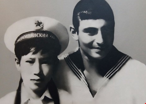 Đại tá Thắng (trái) khi còn trẻ. (Ảnh nhân vật cung cấp)