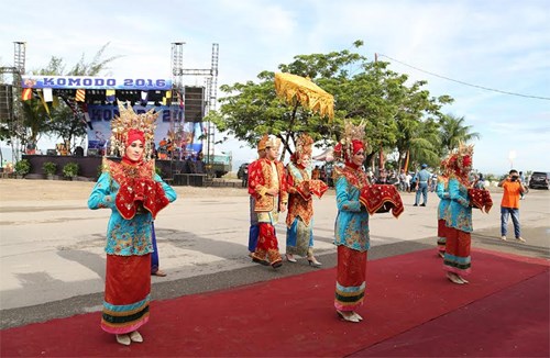
Biểu diễn múa truyền thống của Indonesia trước cuộc thi đầu bếp hải quân.
