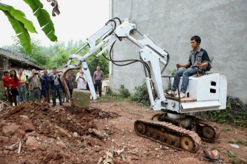 Dai Yuanwu,  25 tuổi, ở  tỉnh Tứ Xuyên, tự lắp ráp máy xúc chỉ trong ba ngày bằng cách tận dụng phế liệu cũ. Dai sử dụng vật liệu cũ với chi phí 31.000 NDT (hơn 100 triệu đồng), tiết kiệm hơn so với các máy bán trên thị trường với giá từ 100.000 – 200.000 NDT.